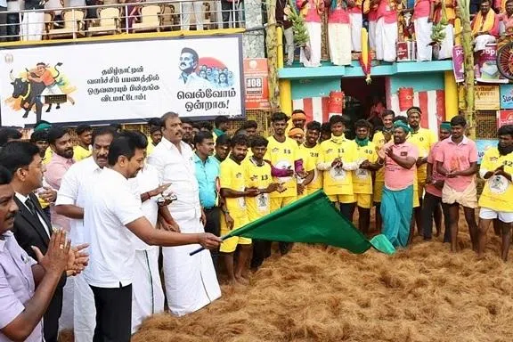 பாலமேடு ஜல்லிக்கட்டு: வெற்றிபெற்ற காளையின் உரிமையாளருக்கு பசு மாடு பரிசு
