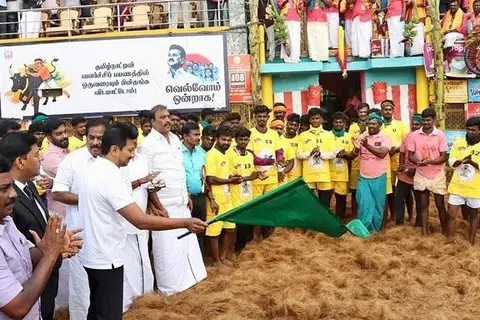 வெற்றிபெற்ற காளையின் உரிமையாளருக்கு காங்கேயம் இன நாட்டுப் பசுமாடும் பரிசாக வழங்கப்பட்டது.