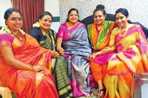 (இடமிருந்து) பாடகிகள் சுதா ரங்கநாதன், உஷா உதுப், சித்ரா, ‘மால்குடி’ சுபா, சுஜாதா.