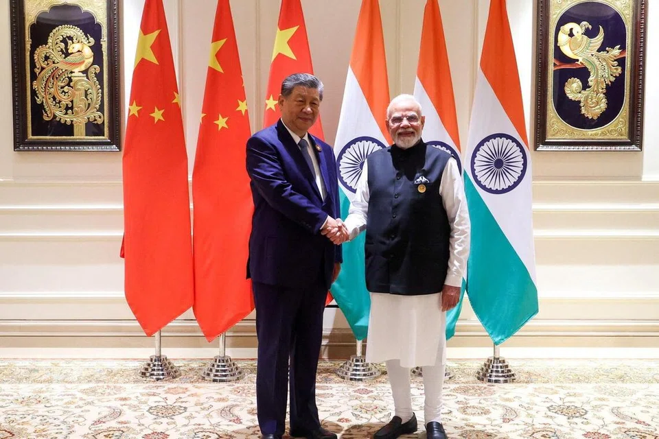 இந்தியாவின் புதுடெல்லியில் நடைபெற்ற பிரிக்ஸ் மாநாட்டில் பிரதமர் நரேந்திர மோடியைச் சீன அதிபர் ஸி ஜின்பிங் சந்தித்தார்.