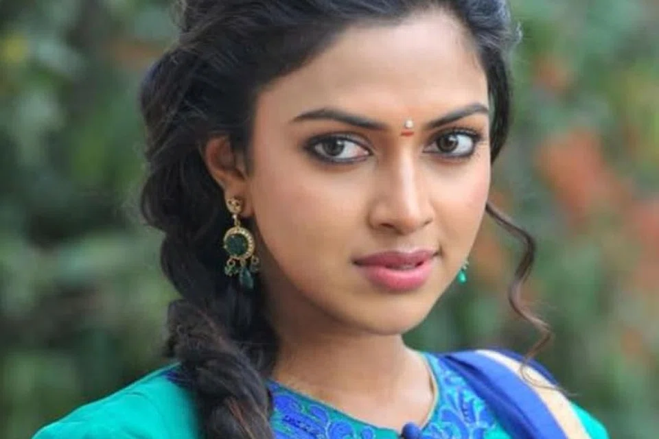 அமலா பால்.