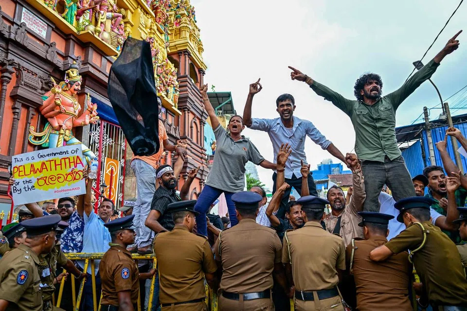 கொழும்பு நீதிமன்றத்திற்கு வெளியே செவ்வாய்க்கிழமை திரண்டு, ரணிலுக்கு ஆதரவாக முழக்கமிட்ட அவரின் ஆதரவாளர்கள்.