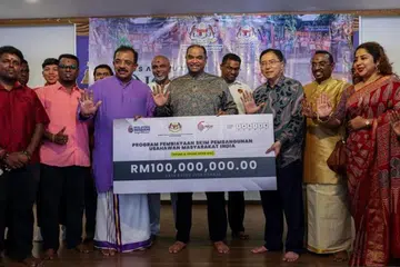 இந்திய சமூகத்துக்கான தொழில்முனைவோர் நிதி 100 மில்லியன் ரிங்கிட்டாக உயர்த்தப்பட்டதை அறிவித்த துணை அமைச்சர் ஆர். ரமணன் (நடு).