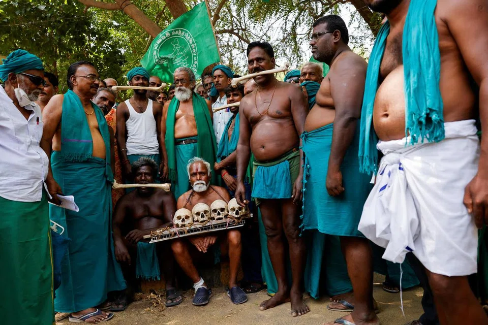 டெல்லியில் போராட்டத்தில் தமிழக விவசாயிகள் புதன்கிழமை (ஏப்ரல் 24) அன்று மண்டை ஓடுகளுடன் போராட்டம் நடத்தினார்கள்.