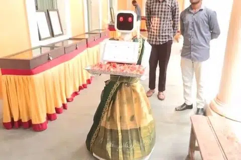 ‘ரோபோ’ நிலா அனைவரையும் பன்னீர் தெளித்து, பூ கொடுத்து வரவேற்றது.