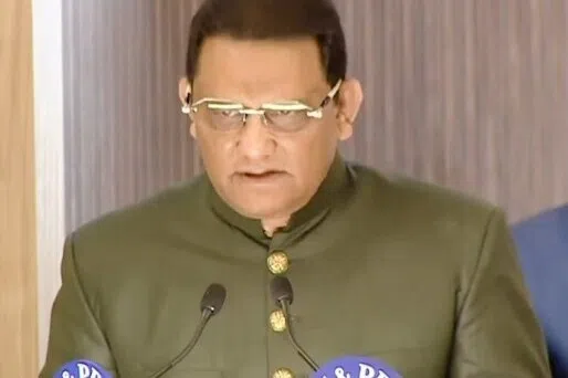 சர்ச்சை நீடிக்கும் வேளையில் தெலுங்கானா அமைச்சராக அசாருதீன் பதவி ஏற்பு