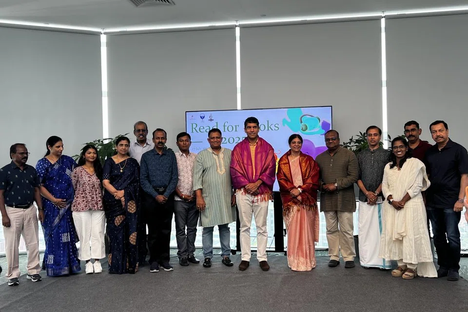 சிங்கப்பூர் பெரியார் சமூக சேவை மன்ற உறுப்பினர்களுடன் சிறப்பு விருந்தினர் விக்ரம் நாயர், சிறப்புப் பேச்சாளர் வழக்கறிஞர் க சுமதி.