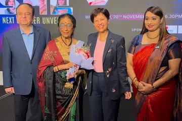 அமைச்சர் இந்திராணி ராஜாவிடமிருந்து வாழ்நாள் சாதனையாளர் விருதைப் பெற்றுக்கொண்ட டாக்டர் உமா ராஜன். 