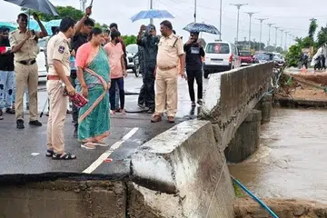 தெலுங்கானா முதல்​வர் ரேவந்த் ரெட்​டி வெள்​ளம் பாதித்த இடங்​களை விமானம் மூலம் பார்வையிட்டு ஆய்வு மேற்கொண்டு, மீட்பு மற்றும் நிவாரணப் பணிகளை வேகப்படுத்துமாறு அதிகாரிகளுக்கு உத்தரவிட்டார்.
