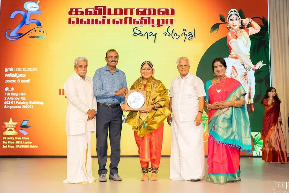 முன்னாள் நியமன நாடாளுமன்ற உறுப்பினர் இரா.தினகரனிடம் பாராட்டு விருதைப் பெறும் நர்த்தகி நடராஜ் (நடுவில்). கவிமாலை நிறுவனர் பிச்சினிக்காடு இளங்கோ (இடக்கோடி), காப்பாளர் மா.அன்பழகன், சக்தி பாஸ்கர் (வலக்கோடி) ஆகியோர் உடன் உள்ளனர்.