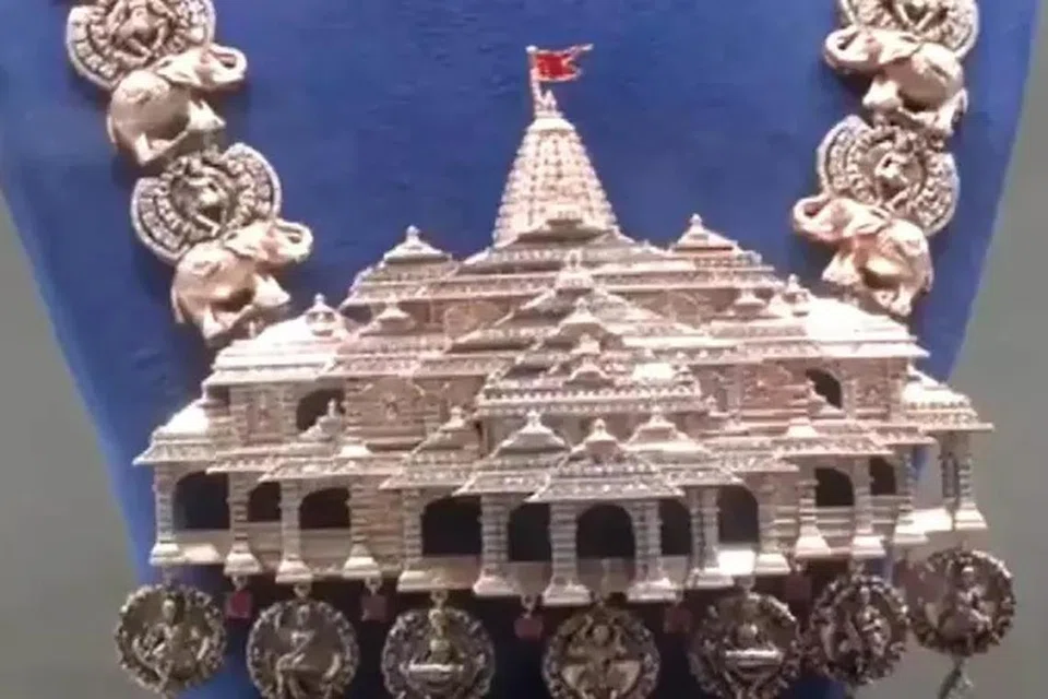 அயோத்தியில் உள்ள ராமர் கோயில் வடிவில் உருவாக்கப்பட்டுள்ள வைர நெக்லஸ்.