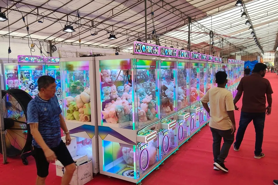 பர்ச் சாலை தீபாவளிச் சந்தையில் பண்டிகைக்கு எந்தத் தொடர்பும் இல்லாத விளையாட்டு இயந்திரங்கள்.