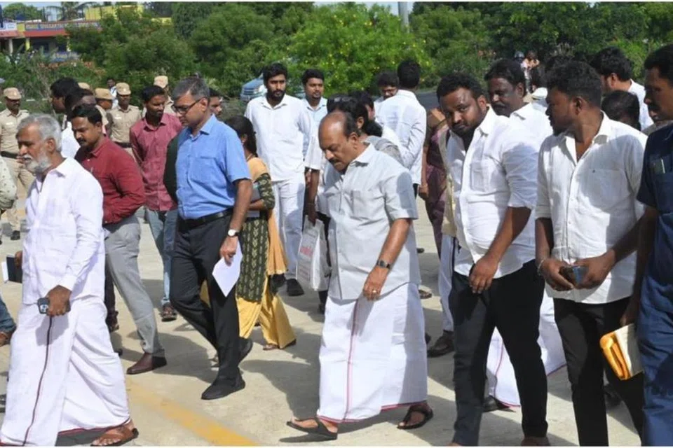 கிளாம்பாக்கம் பேருந்து நிலையத்தில் காலநிலை பூங்கா மற்றும் முடிச்சூரில் ஆம்னி பேருந்து நிறுத்தம் ஆகியவற்றை அமைச்சர்கள் ஆய்வு செய்தனர்.