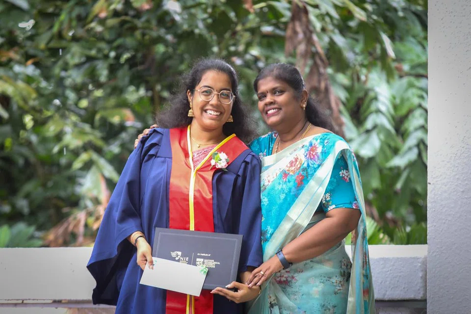 கல்விக்கான (தமிழ்) படிப்பில் பட்டயத்தைப் பெற்ற வள்ளியம்மை அடைக்கப்பனும், 22, தமிழ் மொழி பாடத்திட்ட வல்லுநராக பணிபுரியும் அவரது தாயார், திருவாட்டி அடைக்கப்பனும், 47. 