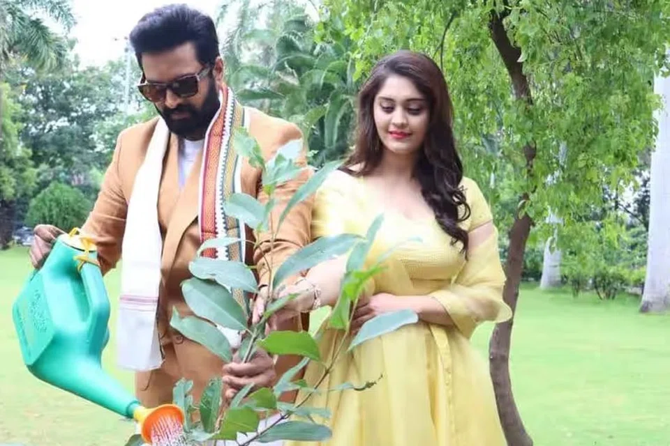 மரக்கன்று நடும் சந்தானம். அருகில் சுரபி.