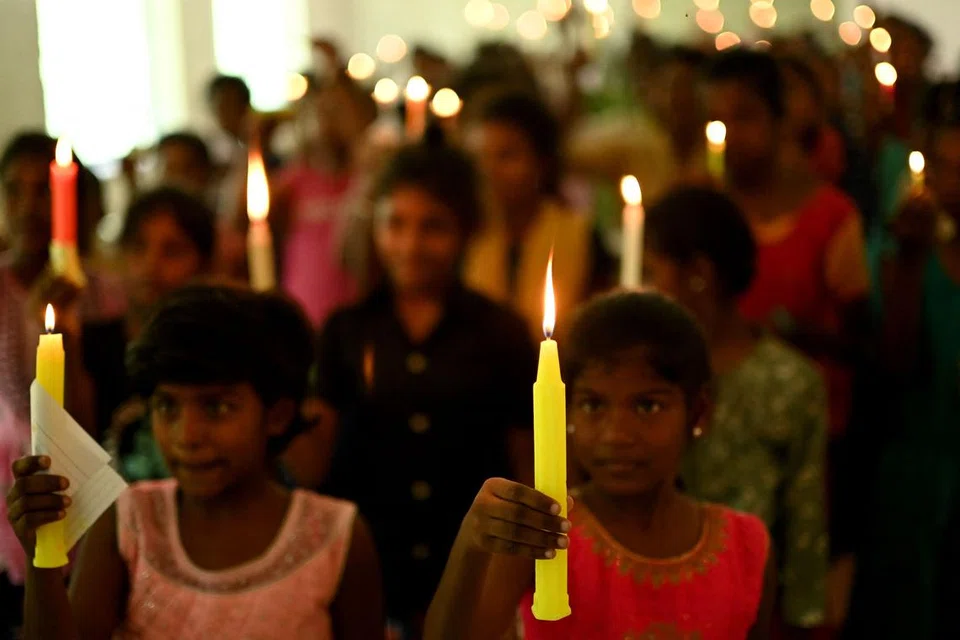 ஏர் இந்தியா விபத்தில் பலியானோருக்கு அஞ்சலி செலுத்தும் நிகழ்ச்சிகள் இந்தியா முழுவதும் நடைபெற்று வருகிறது. சென்னையில் உள்ள ஆதரவற்றோர் இல்லத்தில் நடைபெற்ற அத்தகைய நிகழ்ச்சியில் சிறார்கள், பெரியவர்கள் உட்பட அனைவரும் கலந்துகொண்டு, மெழுகுவர்த்தி ஏந்தி, அஞ்சலி செலுத்தினர்.