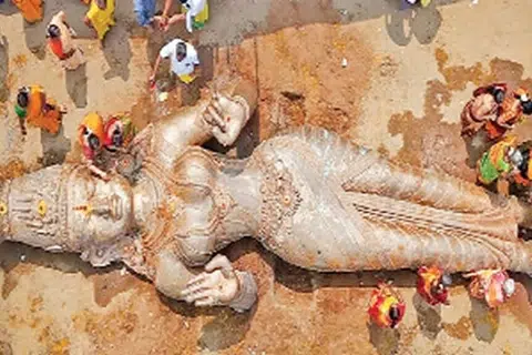 கும்பகோணத்தில் வடிவமைக்கப்பட்ட ஐம்பொன்னால் ஆன 65 டன் எடை, 38 அடி உயர ஆதிபராசக்தி அம்மன் சிலை.