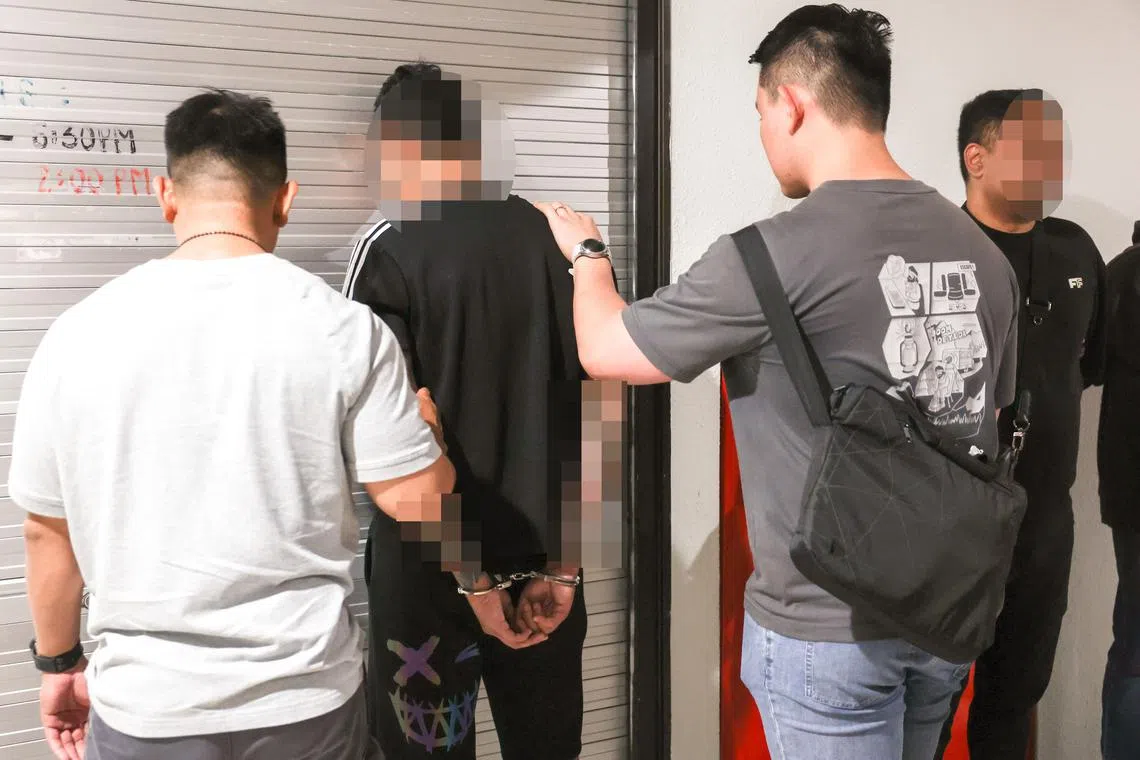 லிட்டில் இந்தியா, ரோச்சோர் கேனல் சாலையில் ஏழு பேர் கைது