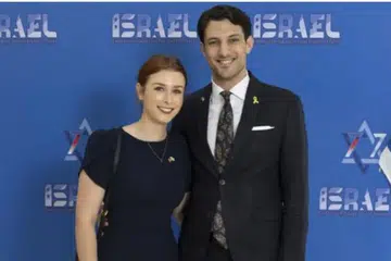 துப்பாக்கியால் சுடப்பட்டோர் சாரா (இடது), யாரோன் அமெரிக்காவில் உள்ள இஸ்ரேலியத் தூதரகம் என்று தெரிவித்துள்ளது.