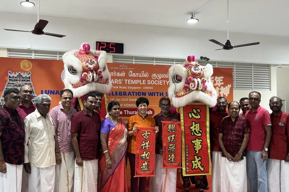 சீனப் புத்தாண்டுக் கொண்டாட்டத்தில் கலந்துகொண்ட அமைச்சர் இந்திராணி ராஜா (நடுவில்)
