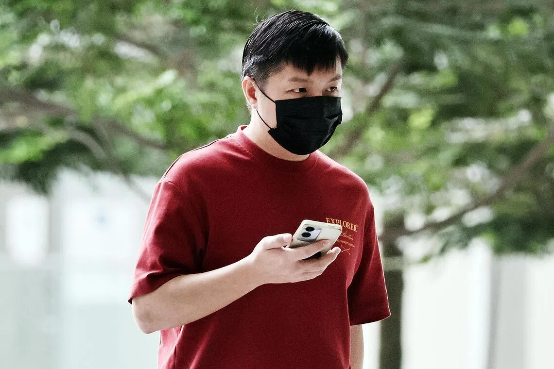 சோதனைச்சாவடி அதிகாரியைப் படமெடுத்த ஆடவருக்குச் சிறை