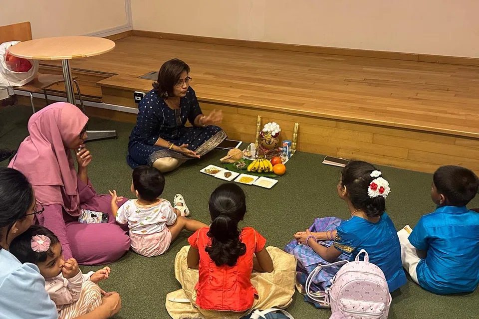 பொங்கல் பற்றி சிறுவர்களுக்கு விளக்குகிறார்.