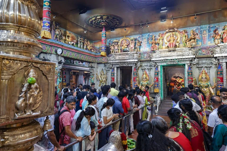 இறை தரிசனம் செய்யக் காத்திருக்கும் பக்தர்கள்.