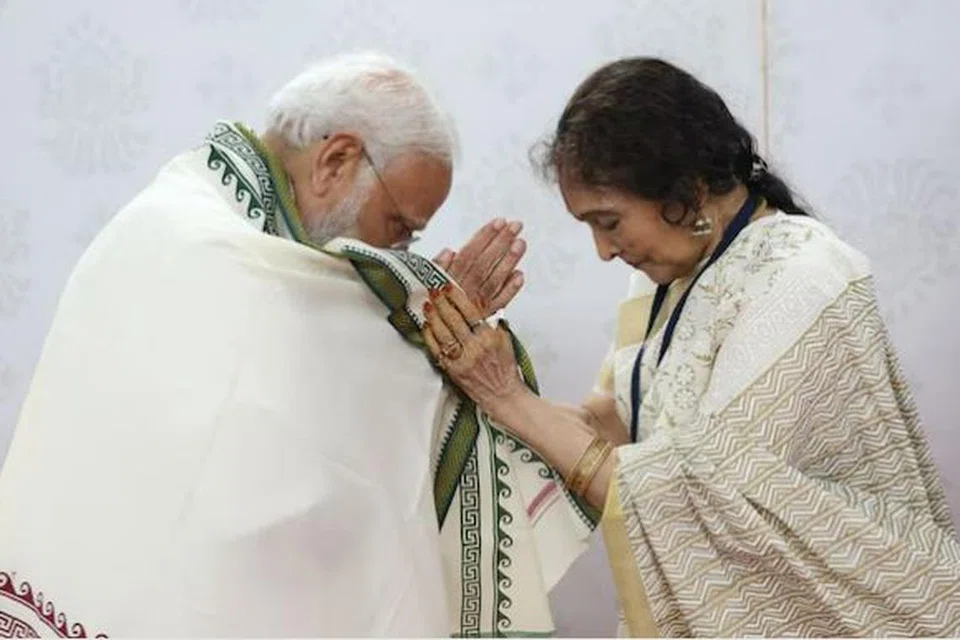 பழம்பெரும் நடிகை வைஜெயந்திமாலா, 90, பிரதமர் நரேந்திர மோடிக்கு சால்வை அணிவித்துக் கௌரவித்தார்.
