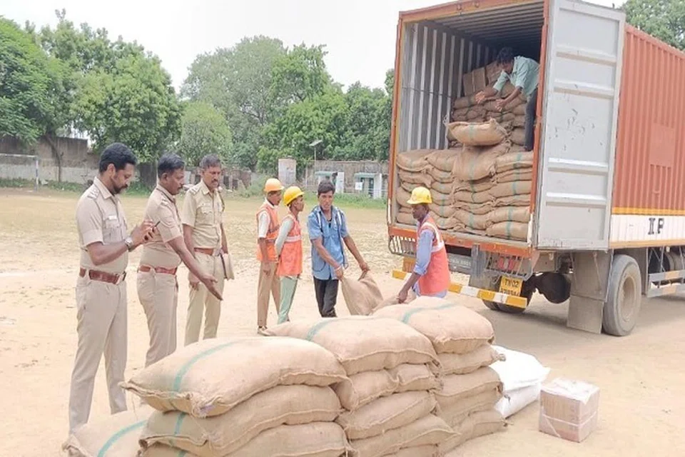 கொள்கலன் லாரியில் மூட்டை மூட்டையாக மறைத்து வைக்கப்பட்டிருந்த குட்காவைக் காவல்துறையினர் கண்டுபிடித்து பறிமுதல் செய்தனர்.