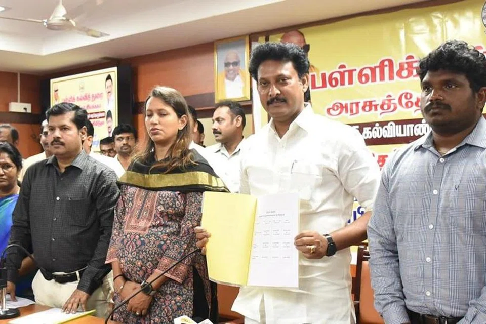 திங்கட்கிழமையன்று (அக்டோபர் 14) 10, 11, 12ஆம் வகுப்புகளுக்கான பொதுத் தேர்வு அட்டவணையை வெளியிட்ட தமிழகப் பள்ளிக்கல்வித் துறை அமைச்சர் அன்பில் மகேஸ் பொய்யாமொழி.