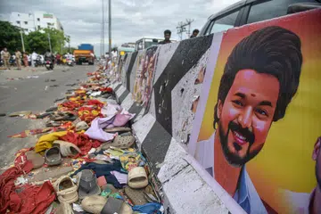 கரூர் மாவட்த்தில் தவெக பிரசாரக் கூட்டத்தின்போது ஏற்பட்ட கூட்ட நெரிசலில் குறைந்தது 41 பேர் உயிரிழந்துவிட்டனர், மேலும் பலர் காயமுற்றனர்.