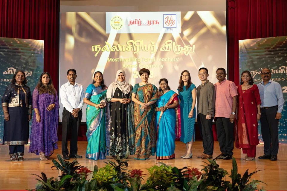 ‘நல்லாசிரியர் விருது 2023’ நிகழ்ச்சியில் சிறப்பு விருந்தினரான பிரதமர் அலுவலக அமைச்சர் இந்திராணி ராஜாவுடன் தொடக்கநிலைப் பிரிவில் விருது பெற்ற ஆசிரியர்கள், விழா ஏற்பாட்டுக் குழுவினர், கல்வி அமைச்சு அதிகாரிகள். 