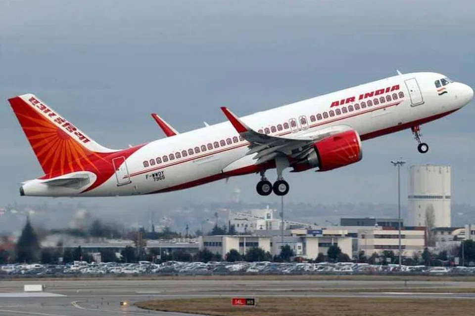 மற்றொரு சக்கர நாற்காலிக்குக் காத்திருப்பதற்குப் பதிலாக சக்கர நாற்காலியில் இருந்த தம் மனைவியுடன் சேர்ந்து அந்தப் பயணி நடந்து செல்ல விருப்பப்பட்டதாக ஏர் இந்தியா கூறியது.