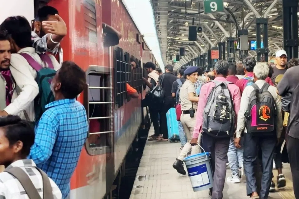 தென்னக ரயில்வே தீபாவளியை முன்னிட்டு 111 சிறப்பு ரயில்களை இயக்கியது.