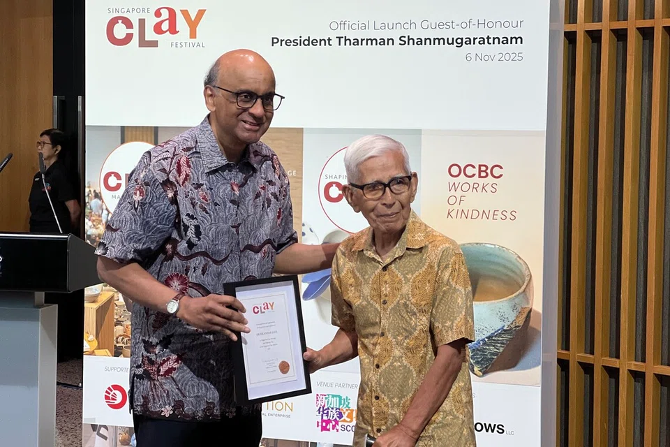 சிங்கப்பூர் மண்பாண்டக் கலைஞர் டாக்டர் இஸ்கந்தர் ஜலீலுக்கு சிறப்புச் சான்றிதழை வழங்கினார் அதிபர் தர்மன் சண்முகரத்னம்.