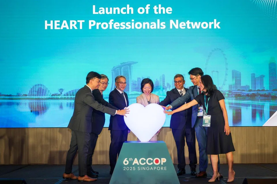  குற்றவியல், செயலாக்க உளவியல் ஆசிய மாநாட்டில் HEART நிபுணர் கட்டமைப்பு அறிமுகம் செய்யப்பட்டது. அந்நிகழ்வில் பங்கேற்ற உள்துறை,  வெளியுறவு மூத்த துணை அமைச்சர் சிம் ஆனும் (நடுவில்) கட்டமைப்பில் இடம்பெற்றுள்ள அமைப்புகளின் அதிகாரிகளும்.