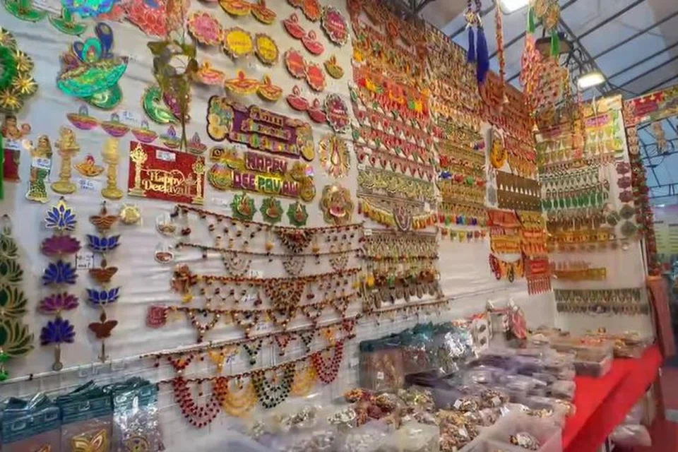 தீபாவளிக்கான அலங்காரப் பொருள்கள்.