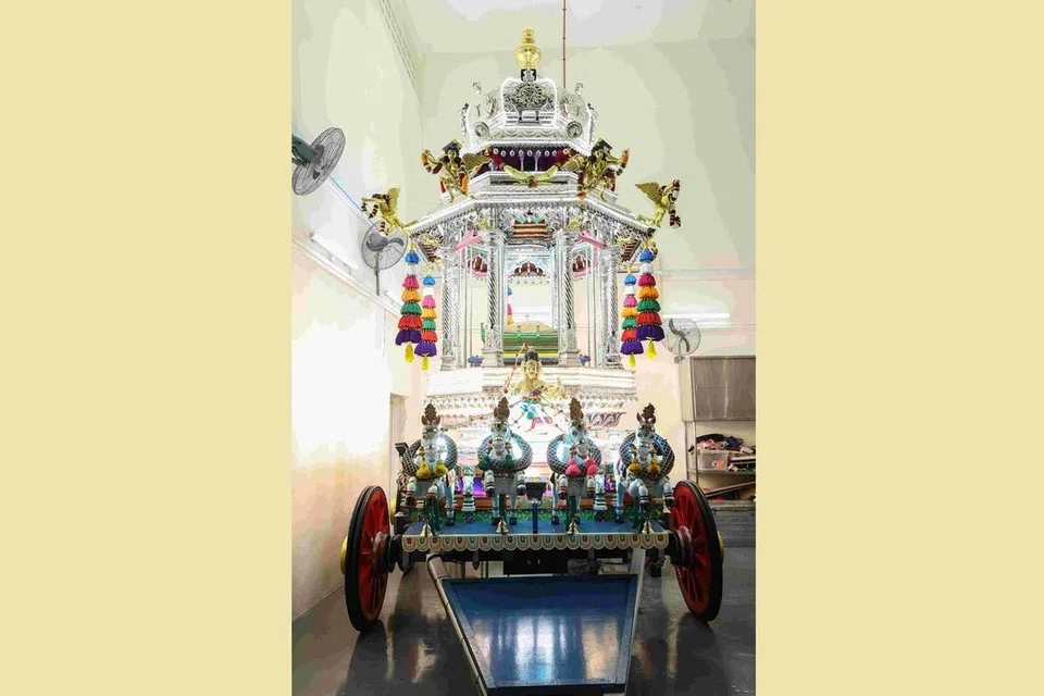 கிட்டத்தட்ட 7 மீட்டர் உயரம் கொண்ட வெள்ளி ரதம்.