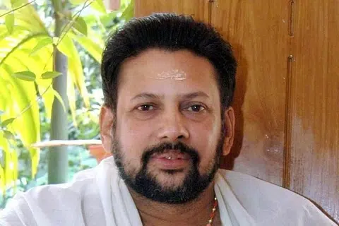 தங்கம் திருட்டு மோசடி தொடர்பில் கைது செய்யப்பட்ட சபரிமலை ஐயப்பன் கோவிலின் மூத்த தந்திரி கண்டரரு ராஜீவரு. 