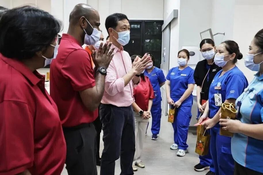 சமூகப் பராமரிப்பு ஊழியர்களின் சம்பளம் 7% உயர்த்தப்படும்: ஓங் யி காங்