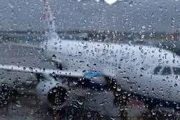 சூறைக்காற்றுடன் கனமழை; தரையிறங்க முடியாமல் தவித்த விமானங்கள்