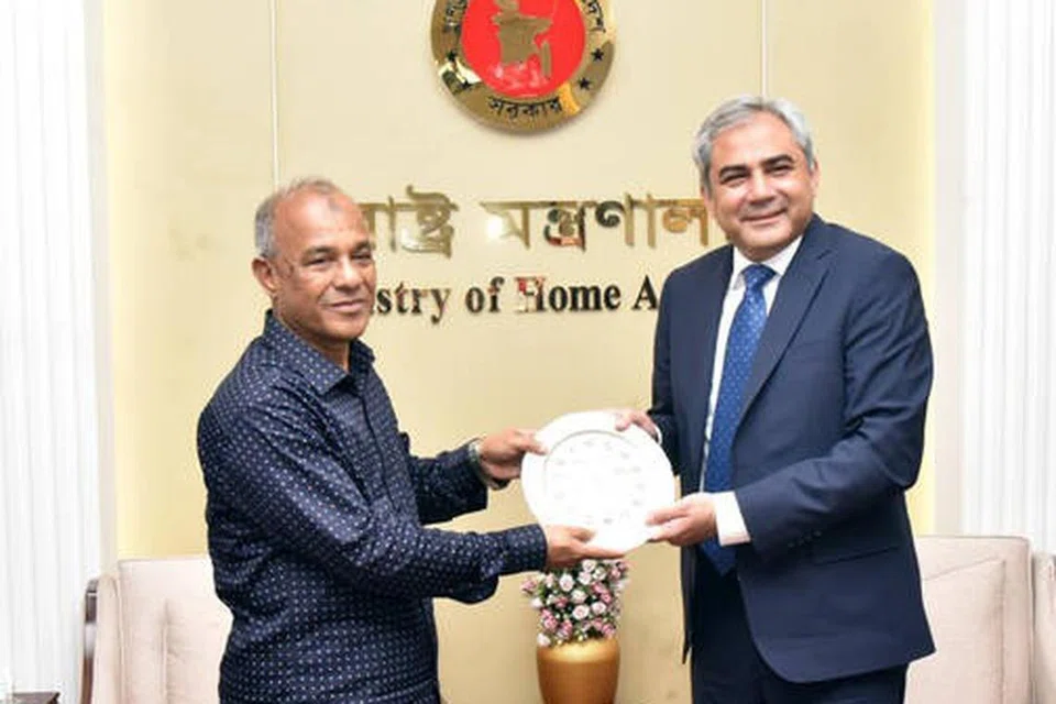பங்ளாதேஷ் உள்துறை அமைச்சர் லெப்டினண்ட் ஜெனரல் ஜஹாங்கிர் ஆலம் சவுத்ரி (வலம்), பாகிஸ்தான் உள்துறை அமைச்சர் மோசின் நக்விக்கு ஜூலை 23ஆம் தேதி நடைபெற்ற சந்திப்பில் நினைவுப் பரிசை வழங்கினார்.