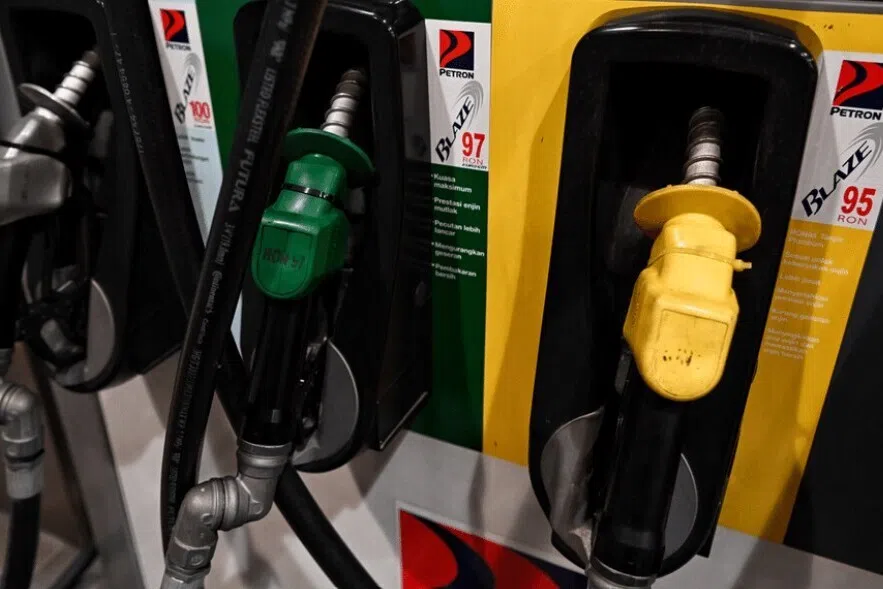 மலேசியர்களுக்கு மேலும் குறைந்த விலையில் RON95 பெட்ரோல்