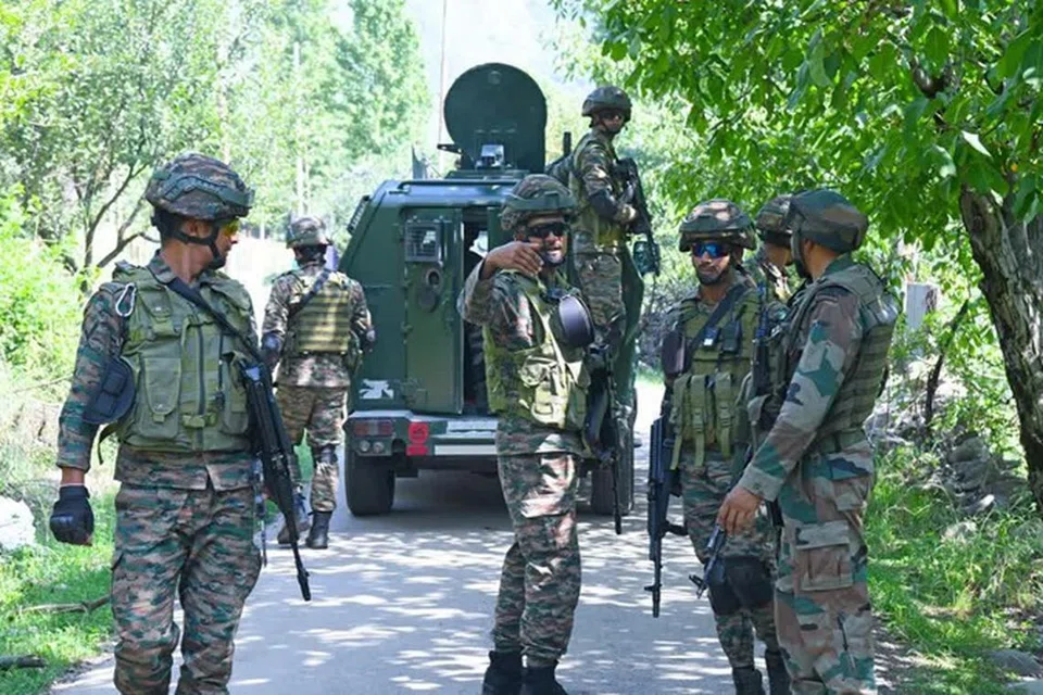 அக்கல் வனப்பகுதியில் காவல்துறையினரும் பாதுகாப்புப் படையினரும் இணைந்து தீவிர தேடுதல் வேட்டையில் ஈடுபட்டனர்.
