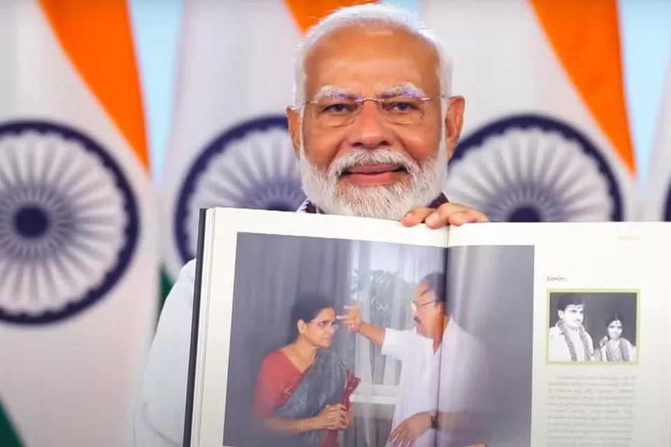 முன்னாள் துணை அதிபர் வெங்கையா நாயுடுவின் வாழ்க்கை மற்றும் பயணம் குறித்த மூன்று புத்தகங்களைப் பிரதமர் நரேந்திர மோடி காணொளிச் சந்திப்பின் மூலம் வெளியிட்டார்.