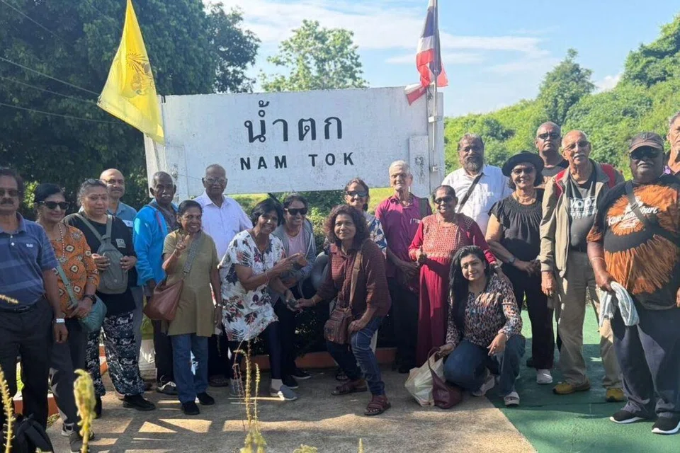 சயாம் மரண ரயில்வே பாதையில் தற்போது இன்றும் செயல்பாட்டில் உள்ள பகுதியின் கடைசி ரயில் நிலையமான நாம் டோக் வரையில் இந்தக் குழு சென்றது.