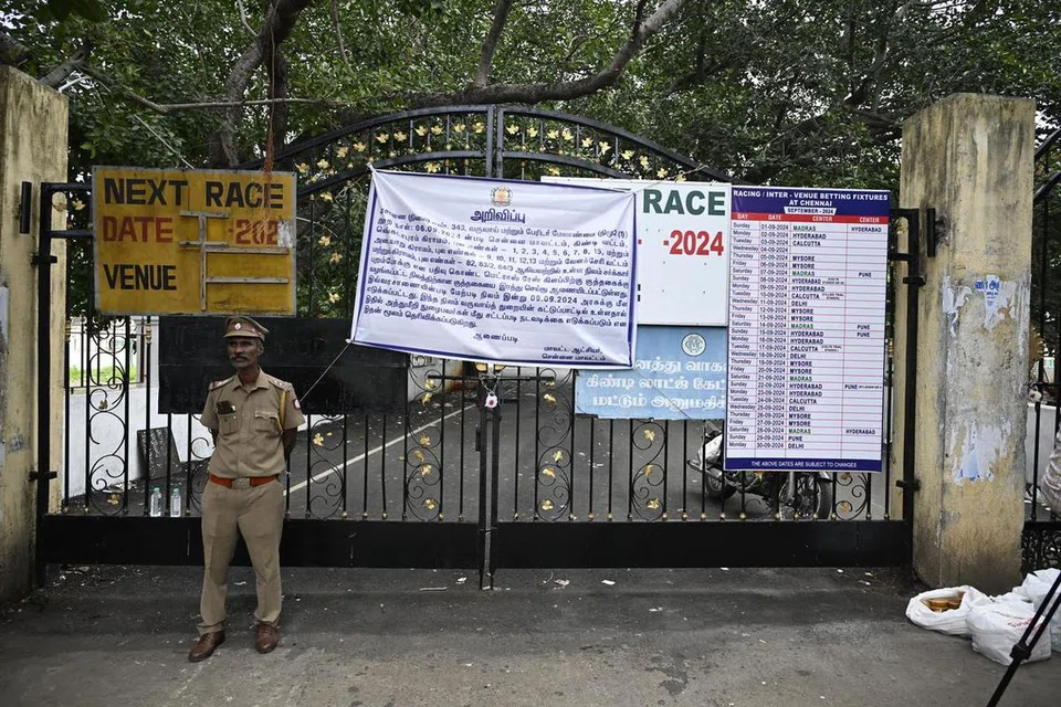 கிண்டி குதிரைப் பந்தயத் திடலை மூடி முத்திரையிட்ட அதிகாரிகள், அதுகுறித்த அறிவிப்புப் பதாகையையும் வைத்துவிட்டுச் சென்றனர்.