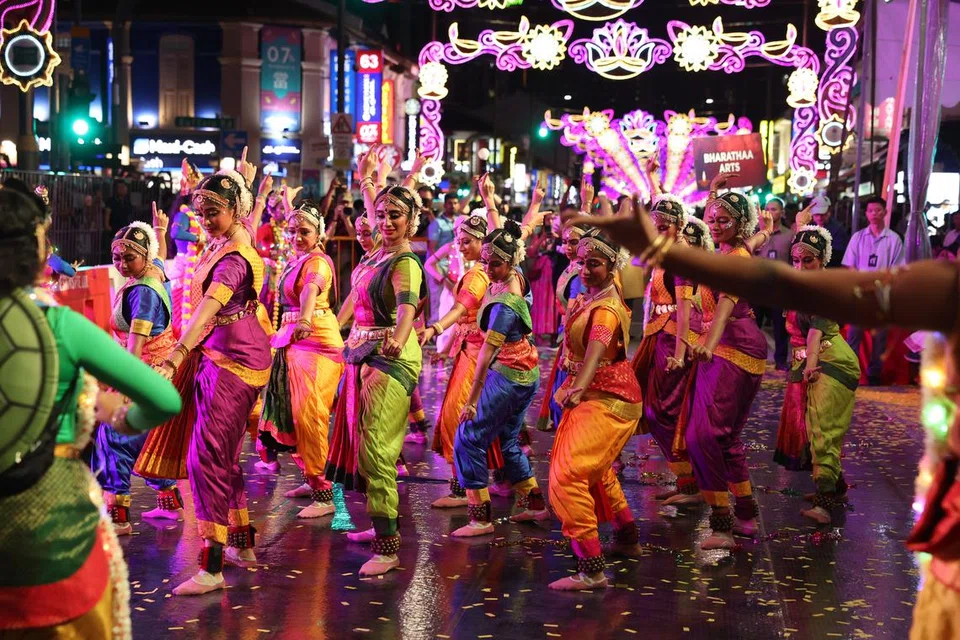 ‘உற்சவம்’ சாலை ஊர்வலத்தில் நடனமாடிய பரதா ஆர்ட்ஸ் நடனமணிகள். 