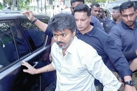 தலைமைச் செயலகத்தில் தலைமைத் தேர்தல் அதிகாரி அர்ச்சனா பட்நாயக்கைச் சந்தித்து மனு அளிக்க வந்த தவெக தலைவர் விஜய்.