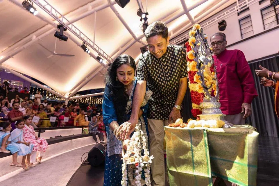 துணையமைச்சர் தினேஷ் வாசு தாஸ், தம் துணைவியாருடன் சிங்கப்பூர் இந்திய நுண்கலைக் கழகத்தின் கலை விழாவைக்  குத்துவிளக்கு ஏற்றித் தொடங்கி வைத்தார். 